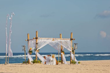 okyanus tarafından romantik yemek masası