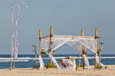 okyanus tarafından romantik yemek masası