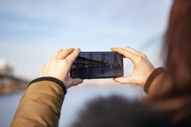 Kız alma resmi için yepyeni Samsung Galaxy S10