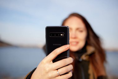 Kız alma resmi için yepyeni Samsung Galaxy S10