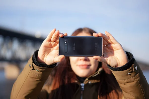 Kız alma resmi için yepyeni Samsung Galaxy S10
