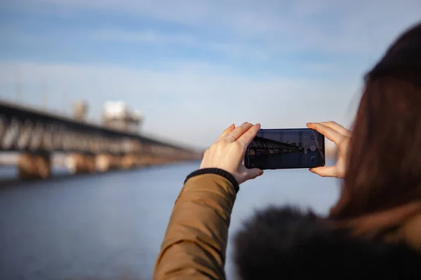 Kız alma resmi için yepyeni Samsung Galaxy S10