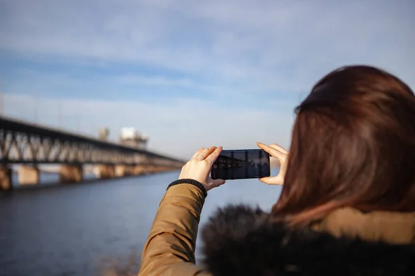 Chica tomando fotos en el nuevo Samsung Galaxy S10 — Foto de Stock