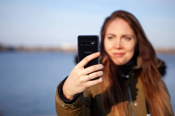 Gadis mengambil foto pada merek Samsung Galaxy S10 baru — Stok Foto