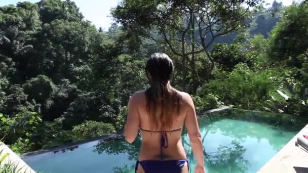 Fille Nageant Dans Piscine Tropicale Avec Vue Sur Jungle Vidéo — Video