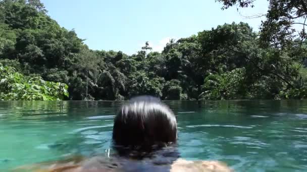 Chica Nadando Piscina Tropical Con Vista Selva Video Con Sonidos — Vídeo de stock