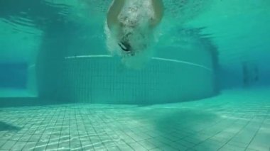 Dalış havuzu içinde kız