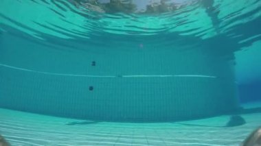 Dalış havuzu içinde kız