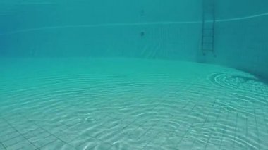 Dalış havuzu içinde kız