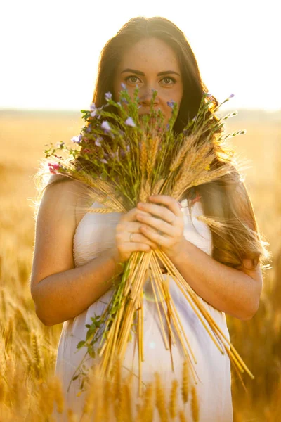 Mulheres Grávidas Retrato Com Flores Pôr Sol — Fotografia de Stock
