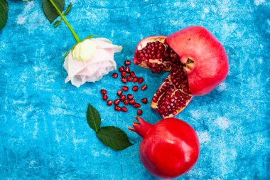 Mavi arka planda gül çiçekli kepek taneleri