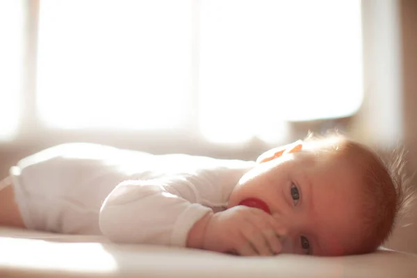 Säugling Liegt Mit Schnuller Licht Der Sonne Auf Dem Bett — Stockfoto