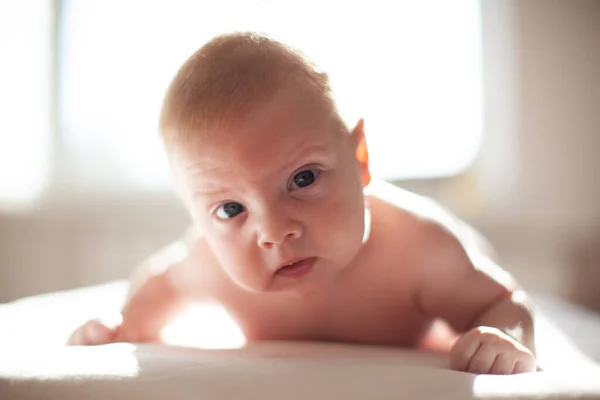 Bébé Couché Sur Lit Dans Les Lumières Soleil — Photo