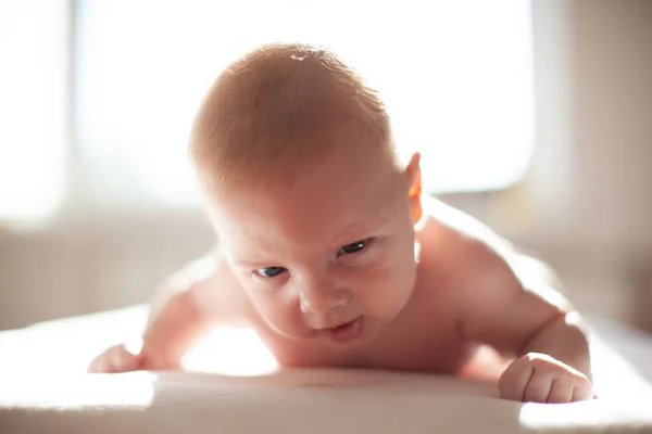 Bébé Couché Sur Lit Dans Les Lumières Soleil — Photo