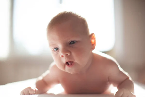 Bébé Couché Sur Lit Dans Les Lumières Soleil — Photo