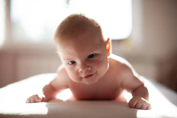 Bébé Couché Sur Lit Dans Les Lumières Soleil — Photo