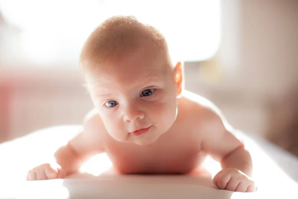 Bébé Couché Sur Lit Dans Les Lumières Soleil — Photo