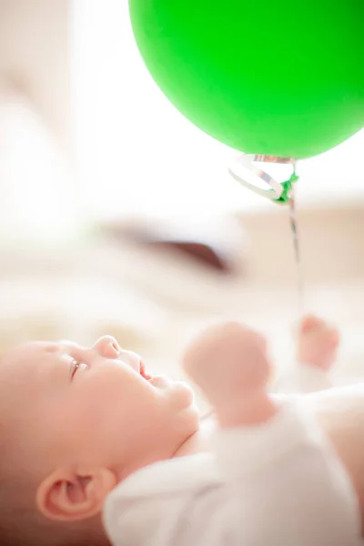 Säugling Mit Grünem Luftballon — Stockfoto