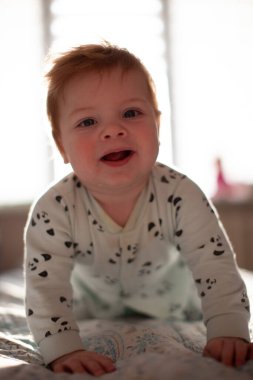 Yatakta yatan bebek oyun oynuyor.