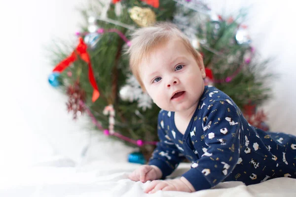 Csecsemő Közel Karácsonyfa Újév — Stock Fotó