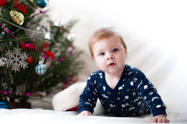 Säugling Mit Weihnachtsmütze Der Nähe Von Weihnachtsbaum Neujahr — Stockfoto