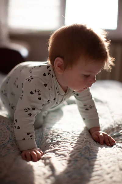 Säugling Bett Liegend Beim Spielen — Stockfoto