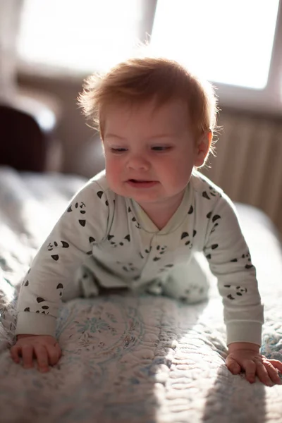 Csecsemő Ágyban Feküdt Játszik — Stock Fotó