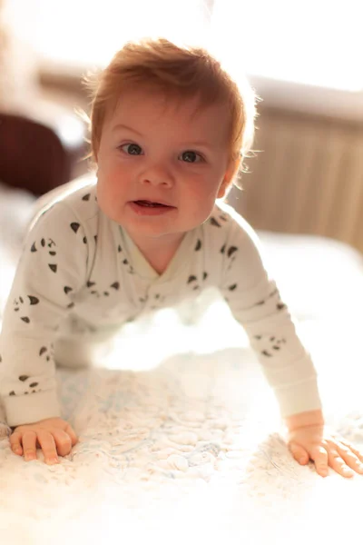 Säugling Bett Liegend Beim Spielen — Stockfoto