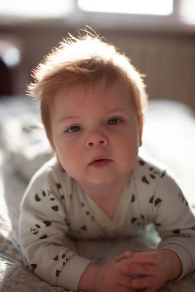 Säugling Bett Liegend Beim Spielen — Stockfoto