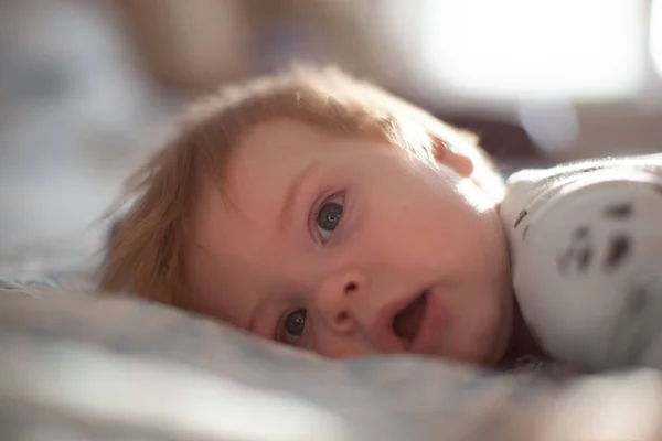Bayi Tempat Tidur Berbaring Bermain — Stok Foto