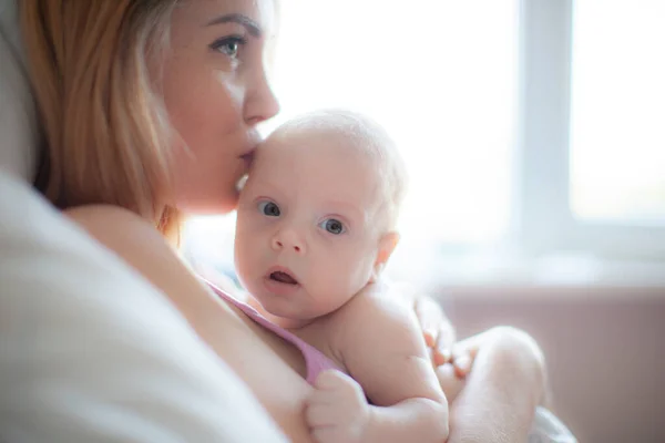 Anne Ellerinde Doğan Yeni Bebek — Stok fotoğraf