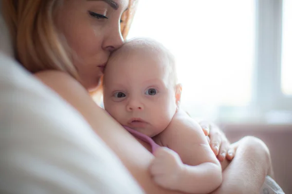 Νέο Μωρό Γεννήθηκε Στα Χέρια Της Μητέρας Royalty Free Εικόνες Αρχείου