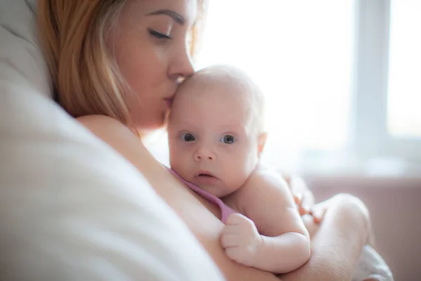 Nieuwe Baby Geboren Moeder Handen Stockafbeelding