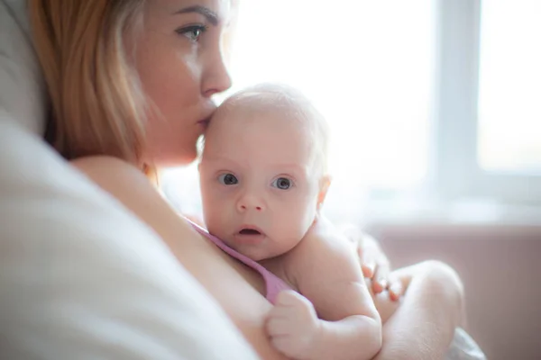 Baby Född Mor Händer — Stockfoto