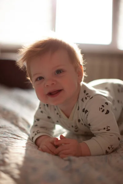 Criança Cama Com Primeiros Dentes Sorrindo — Fotografia de Stock