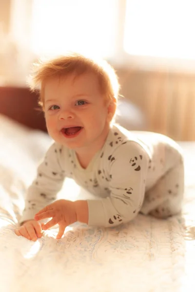 Neonato Letto Con Primi Denti Sorridenti — Foto Stock