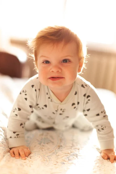 Criança Cama Com Primeiros Dentes Sorrindo — Fotografia de Stock