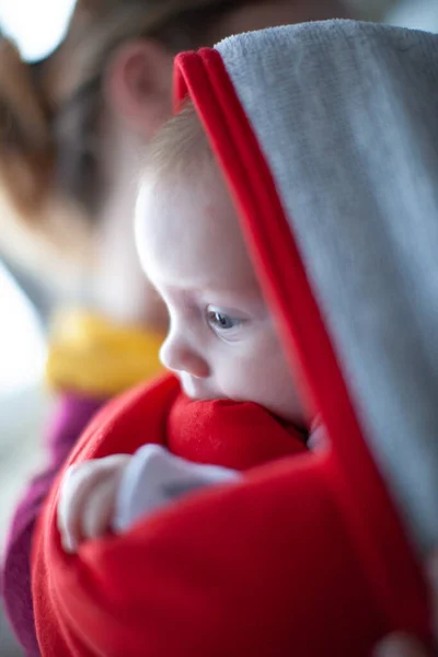 Baby Roten Handtuch Porträt — Stockfoto