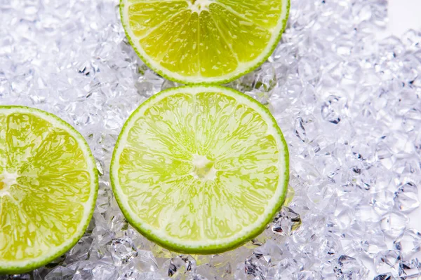 Buzda taze limon dilimleri.