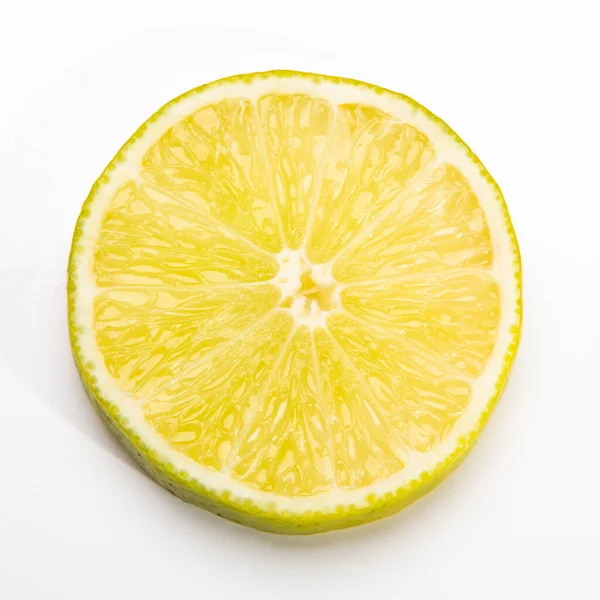 Свежий Ломтик Лимона Над Белым — стоковое фото