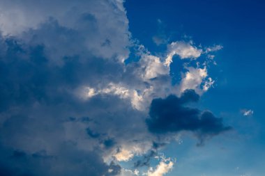 Mavi gökyüzü güneşli bulutlar panorama