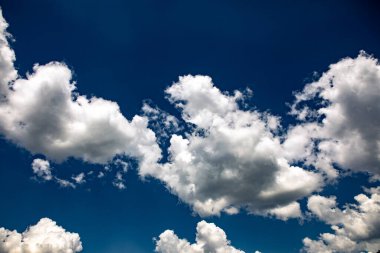 Mavi gökyüzü güneşli bulutlar panorama