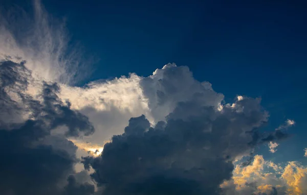 Cielo Azul Nubes Soleadas Panorama —  Fotos de Stock