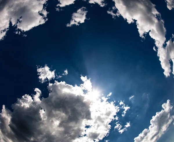 Γαλάζιο Ουρανό Ηλιόλουστα Σύννεφα Πανόραμα — Φωτογραφία Αρχείου