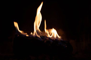 Şömine figürlerindeki ahşap ateş