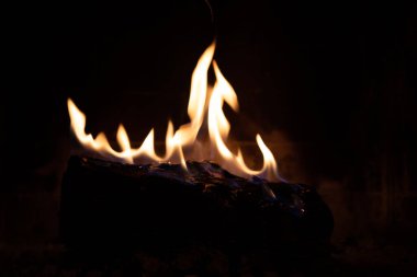 Şömine figürlerindeki ahşap ateş