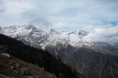 Bulutlar kar ile Dağları