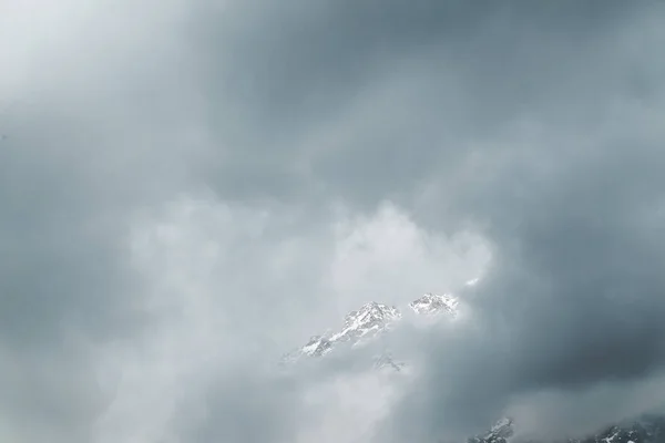 Montañas de nubes en la nieve — Foto de Stock