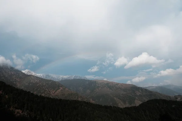 Rainbow against the background of the Himalayas — Stock Photo, Image