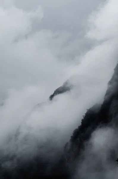 Altas montanhas nas nuvens — Fotografia de Stock